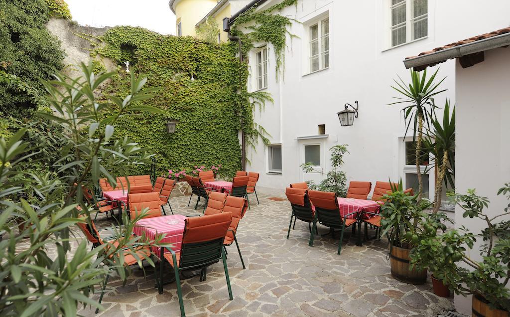 Hotel Zum goldenen Engel - Fam. Ehrenreich Krems an der Donau Exterior foto